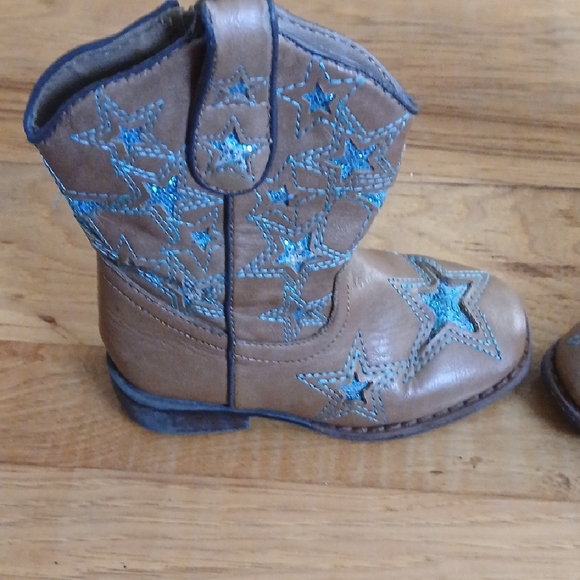 Wonder Nation Brown Boots with Blue Star Embroidery - Picture 2 of 10